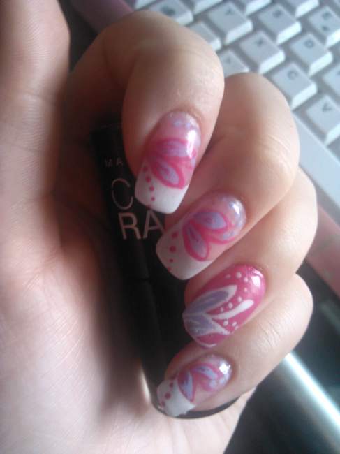 Das Muster, French weiss Pinke Blume 
Ringfinger Pink mit weisser Blume Fünfte (Eigen)gelmodellage in Anfänger Nageldesign