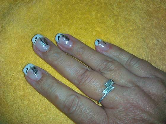 Gelnägel mit Sticker und Dots Musternägel in Anfänger Nageldesign