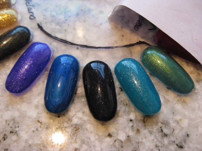 von links nach rechts
Metallic lilac fine
Magic Blue
Black Star Magic  Farbgele Melano Nails in Zubehör