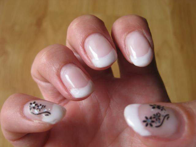 Bild2 Erste Gelnägel mit 3D Glitzertatoos in Anfänger Nageldesign