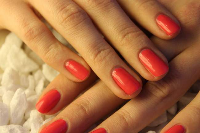 UV-Nagellack in Coral Pink Was macht ihr, bis der Nagellack trocken ist? in Nagellack / UV