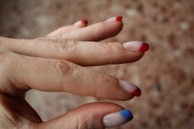 Gelmodellage mit French blau- rot/Aufbau Erste richtige Modellage mit French. in Anfänger Nageldesign