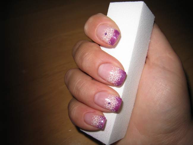 Gesamtansicht linke Hand Meine 4. Gel-Modellage, Lila-French mit Stamping in Anfänger Nageldesign