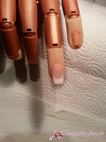 Kleinigkeit erster Versuch am Nailtrainer / weißes French in Anfänger Nageldesign