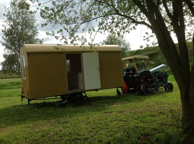 das ist erstmal der Bauwagen auf der Wiese haben wir Urlaub gemacht. wo nagelt ihr? in Small Talk