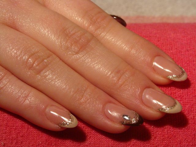 hell braunes und dunkelbraunes French mit Glitter von oben Zweite Modellage, French und Glitter, alles ok? in Anfänger Nageldesign