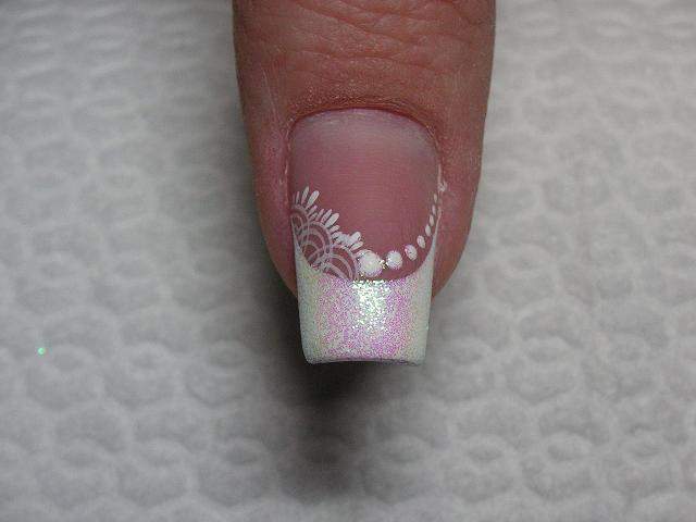 8- Glitter mit der Bürste grob entfernen und den Rest mit dem Finger einreiben  Babyboomer Naturlook Nails Anleitung in Nageldesign