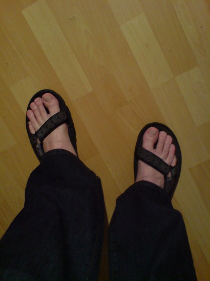 hier seht ihr meine Füße (Schuhgröße 47) in schwarzen Trekkingsandalen Sandalen : Modesünde ? in Kosmetik / Mode