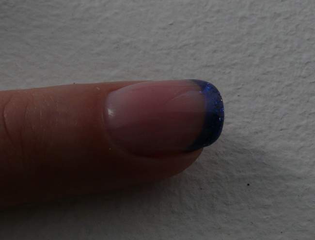 Blaues French mit Glitzer in Obenansicht Stimmt der Aufbau und die Seitenlinien? in Anfänger Nageldesign