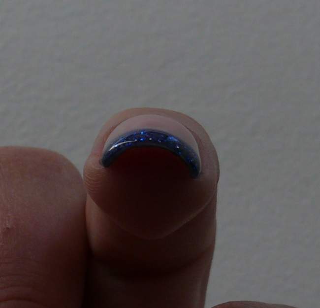 Blaues French mit Glitzer in Tunnelansicht Stimmt der Aufbau und die Seitenlinien? in Anfänger Nageldesign