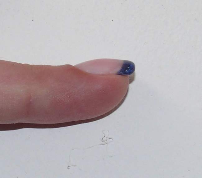 Blaues French mit Glitzer in Seitenansicht Stimmt der Aufbau und die Seitenlinien? in Anfänger Nageldesign