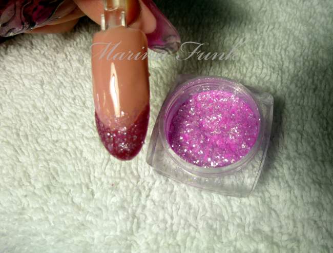 3. auf die dünne gel-schicht fairy dust rosa (oder zum alten french andere  Blitz-refill von Marina Funk in Nageldesign