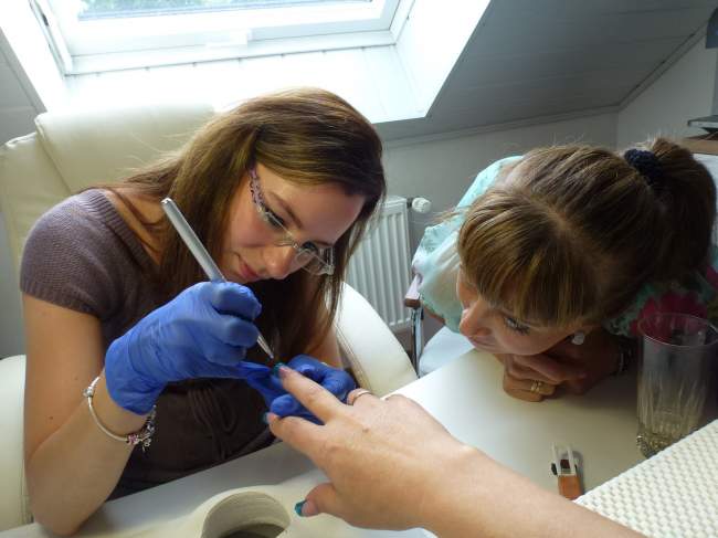 wenn es sein muss liege ich auch auf dem tisch, :-) Schulungen bei Marina Funk in Nailart Schulung