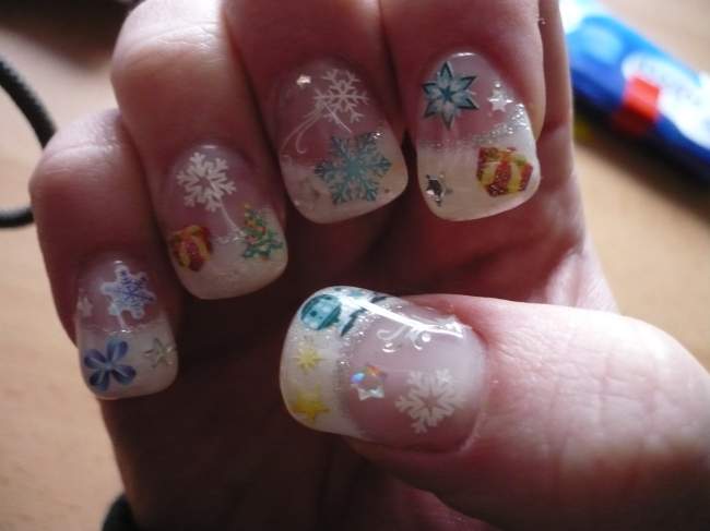 Verlängerung mit French von oben Schablonenverlängerng mit winterlichem French in Anfänger Nageldesign