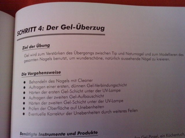 Dort stehts zusammengefasst, vorher kommt noch Nagel vorbereiten Dreck unter Gel in Gelnägel