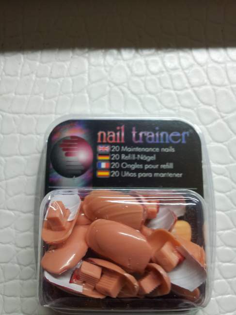 einmal die Verpackung Refill Nägel beim Nailtrainer in Nagelstudio Zubehör