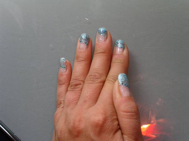  2.Versuch dieses Mal mit Glitzer, nur aufgefüllt in Anfänger Nageldesign