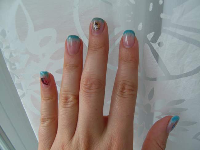 Hand von oben Nächster Versuch. French blau mit Keksen in Anfänger Nageldesign