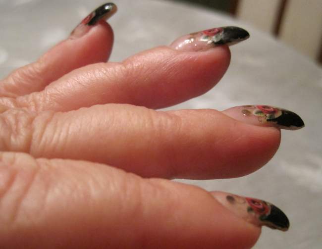 Seitenansicht Gelnägel mit Tattoo und Glitzer in Anfänger Nageldesign