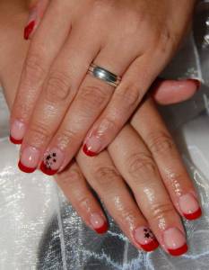 Draufansicht beider Hände, rotes French mit schwarzem Stamping. Rote French-Nägel mit schwarzem Stamping :-) in Anfänger Nageldesign