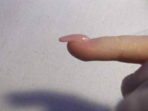 Seitenansicht kleiner Finger, rechte Hand 1. Modellage am kleinen Finger in Anfänger Nageldesign