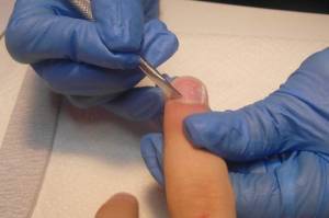 4. mit angeschliffener Seite des ProPushers unsichtbare Nagelhaut vorsichtig  Nagelvorbereitung & ProPusher Anleitung in Nageldesign