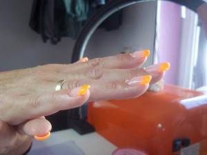 Neonorganges French, Seitenansicht Frenchnägel mit Glitter Orange in Anfänger Nageldesign