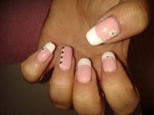 Fench mit rosa und Blumentattoos Fench mit rosa und Blumentattoos in Anfänger Nageldesign