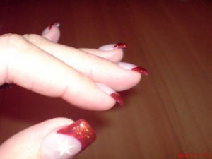  Metallic bordeaux mit goldglitter. in Anfänger Nageldesign