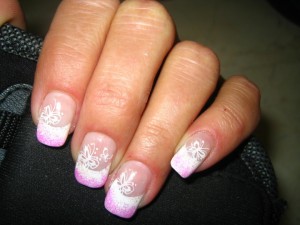  French in Pink-und Weißglitter in Anfänger Nageldesign