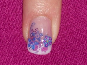 und das ist der Ringfinger mit Fimoblüte Tipverlängerung nach einer Pause in Anfänger Nageldesign