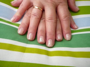 Gele Jolifin Gelmodellage mit Glitzer Bitte um Kritik in Anfänger Nageldesign