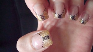  Goldenes Glitzer mit Schnürung in Anfänger Nageldesign