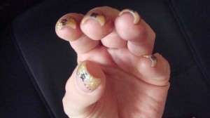  Goldenes Glitzer mit Schnürung in Anfänger Nageldesign