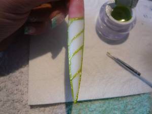 1. Nagelbett mit MakeUp Gel erstellen und mit Grün feine Linien ziehen Anleitung Glitter Stiletto Nägel -  Grün / Schwarz in Nageldesign