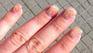 1_Drauf_nah neue Anfängermodellage mit viel Gedöns in Anfänger Nageldesign