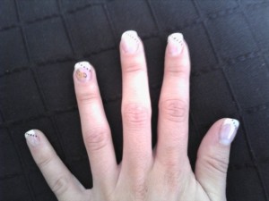 Von oben Erste Mal Modellage mit Schablonenverlängerung in Anfänger Nageldesign