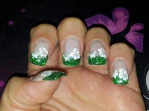 Gesamtansicht, Glitzergrün mit Stamping Motiv Schablonen Verlängerung mit Glitzergel- Meinungen? in Anfänger Nageldesign