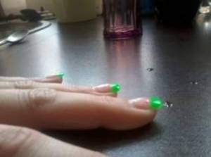 Seitlich (meine DigiCam macht nicht mehr richtig mit) Extrem Green French, bitte um Meinungen in Anfänger Nageldesign