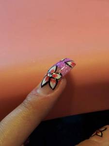 seitlich Erster Nagel seit 5 Jahren pink Glitzer mit Blumen in Anfänger Nageldesign