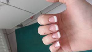 Rechte Hand von oben mit French-Line Tip-Gelmodellage zum ersten Mal selbst ausprobiert in Anfänger Nageldesign