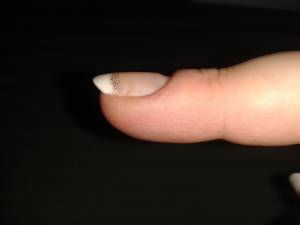 Ein Nagel vom letzten Mittwoch, gestern fotografiert Meine ersten Nägel aus dem Nagelstudio - Pfusch? in Gelnägel