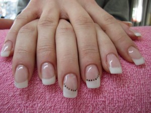  French mit dezenten Desigen in Anfänger Nageldesign
