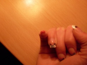 Und der Tunnel.. selber die Rechte Hand zu knipsen, ist nicht so leicht^^ Mein 1. selbst gemachter Gel Nagel in Anfänger Nageldesign