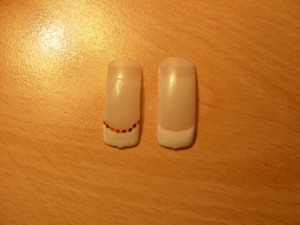 Hier habe ich zuerst die Smile Line geübt, aber ich mag doch lieber die gerade  Mein 2. Versuch am Ringfinder in Anfänger Nageldesign
