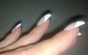  Schablonenmodellage mit Gel und white French in Anfänger Nageldesign