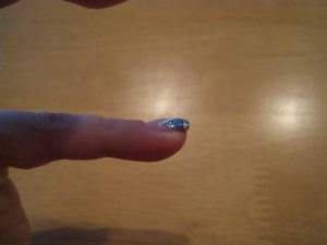 Aufbau kleiner Finger Türkises Glitzer-French mit weißem Stamping in Anfänger Nageldesign
