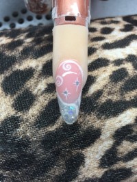 Draufsicht Mandel in weiß mit Glitter und Gelmalerei in Anfänger Nageldesign