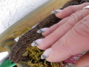 rechte Hand von der Seite Gelnägel mit Straßsteinchen in Anfänger Nageldesign