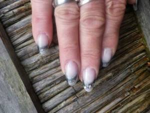 rechte Hand von oben Gelnägel mit Straßsteinchen in Anfänger Nageldesign